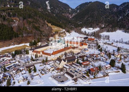 Vista aerea, abbazia benedettina Kloster Ettal in inverno, Ettal, Oberammergau, Baviera, Baviera, Germania Foto Stock