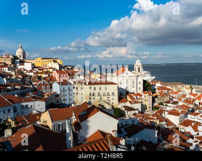 Vista dal Miradouro Santa Luzia per la città vecchia, il quartiere di Alfama, Lisbona, Portogallo Foto Stock