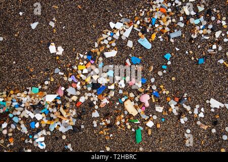 Microplastics sulla spiaggia sabbiosa, lavato fino a lava scura sabbia, Playa Famara, Lanzarote, Isole Canarie, Spagna Foto Stock