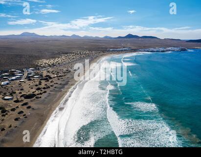 Spiaggia di Playa Famara e Caleta de Famara, drone shot, Lanzarote, Isole Canarie, Spagna Foto Stock