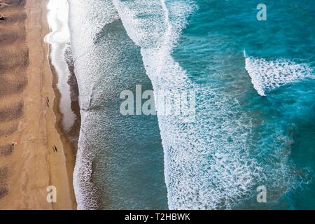 Le onde in esecuzione alla spiaggia sabbiosa, Playa Famara vicino a Caleta de Famara, drone shot, Lanzarote, Isole Canarie, Spagna Foto Stock