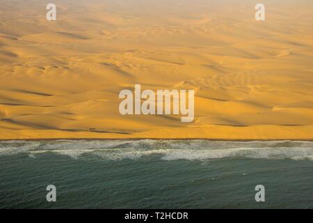 Vista aerea, sandunes del Namib Desert fluttuanti nell'Oceano Atlantico, Namibia Foto Stock