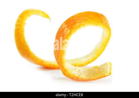 Sbucciate spirale pelle arancione isolati su sfondo bianco Foto Stock