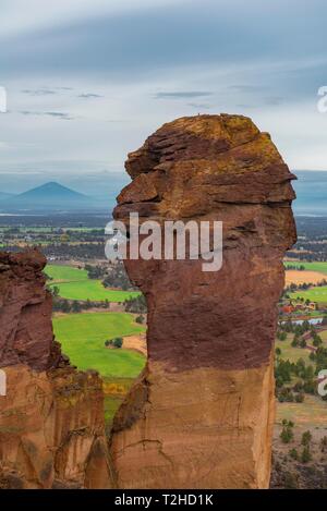 La formazione di Rock, rock ago muso di scimmia, retro del Monte Cofano, Smith Rock State Park, Oregon, Stati Uniti d'America Foto Stock
