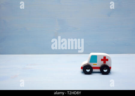 Toy ambulanza blu su sfondo di legno. Foto Stock