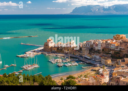 Bella vista aerea della fortezza medievale in Cala Marina, Porto nella città costiera di Castellammare del Golfo al mattino, Sicilia, Italia Foto Stock