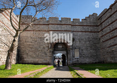 Istanbul aveva il sistema più forte del Medioevo. Queste pareti, che corrono per 19,5 chilometri lungo una linea continua intorno a Istanbul, aveva quasi Foto Stock