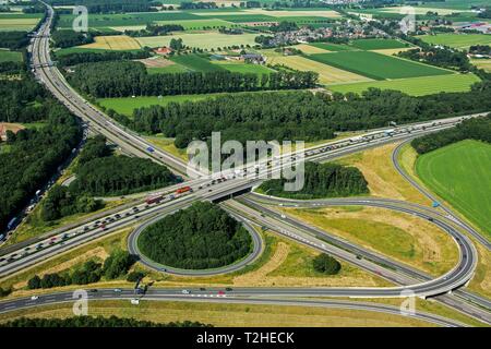 Traffico a Neersen giunzione autostradale, autostrada A52 interseca un44, vista aerea, Nord Reno-Westfalia, Germania Foto Stock