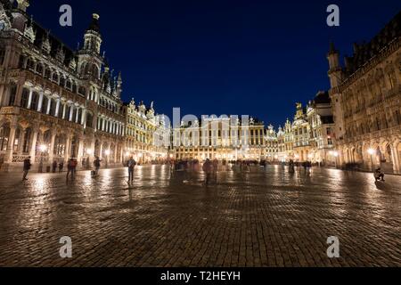 Town Hall, casa dei duchi di Brabante, Guild Houses, Grand Place, Grote Markt, crepuscolo serale, Bruxelles, Belgio Foto Stock