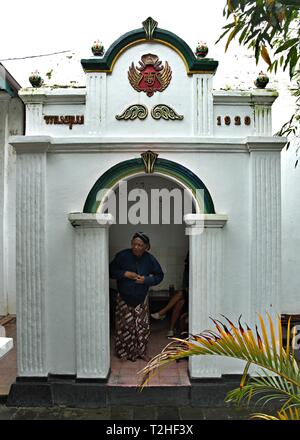 Uno abdi dalem booth con decorazioni tradizionali all'interno di Keraton Yogyakarta. Il complesso è stato costruito in 1755-1756 per Hamengkubuwono I. Foto Stock