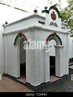 Uno abdi dalem booth con decorazioni tradizionali all'interno di Keraton Yogyakarta. Il complesso è stato costruito in 1755-1756 per Hamengkubuwono I. Foto Stock