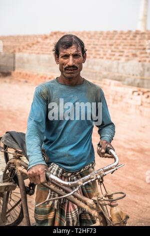 Ritratto di un lavoratore con un rickshaw, fornace, Dhaka, Bangalladesh Foto Stock