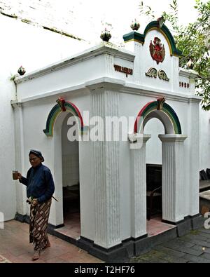 Uno abdi dalem booth con decorazioni tradizionali all'interno di Keraton Yogyakarta. Il complesso è stato costruito in 1755-1756 per Hamengkubuwono I. Foto Stock