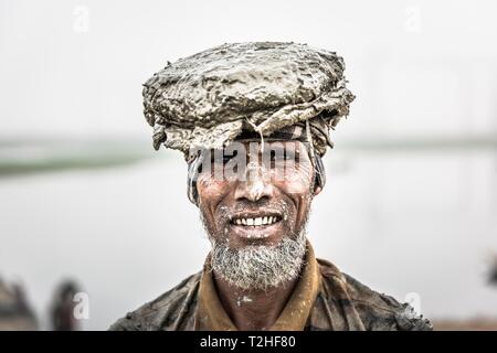 Ritratto di un lavoratore, fornace, Dhaka, Bangalladesh Foto Stock