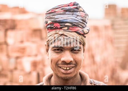 Ritratto di un lavoratore, fornace, Dhaka, Bangalladesh Foto Stock