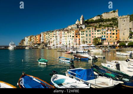 Coloratissima fila di case presso il porto, Portovenere e le Cinque Terre, provincia di La Spezia e la Riviera di Levante, Liguria, Italia Foto Stock