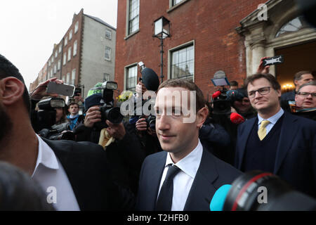 Il CEO di Facebook Mark Zuckerberg lasciando The Merrion Hotel in Dublin dopo un incontro con i politici a discutere il regolamento dei social media e contenuti nocivi. Foto Stock