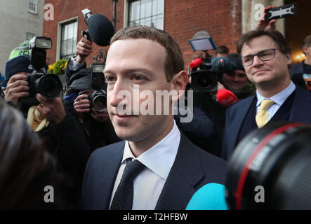 Il CEO di Facebook Mark Zuckerberg lasciando The Merrion Hotel in Dublin dopo un incontro con i politici a discutere il regolamento dei social media e contenuti nocivi. Foto Stock