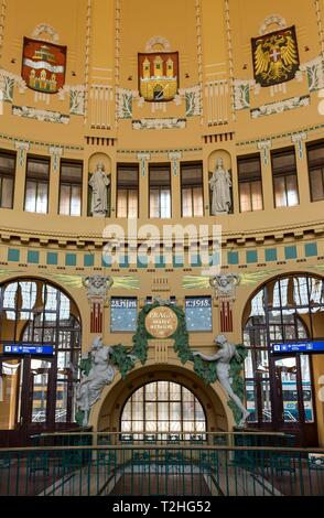 Storica Stazione Ferroviaria Hall, Art Nouveau, stazione centrale di Praga, Boemia, Repubblica Ceca Foto Stock