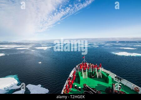 Expedition nave di navigare attraverso i ghiacci in Artico, Svalbard, Norvegia Foto Stock