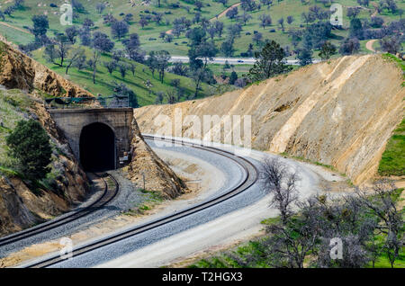 Il famoso Tehachapi del ciclo in cui un treno può attraversare su se stessa nel suo cammino fino il pass, California USA Foto Stock