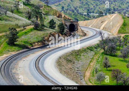 Il famoso Tehachapi del ciclo in cui un treno può attraversare su se stessa nel suo cammino fino il pass, California USA Foto Stock