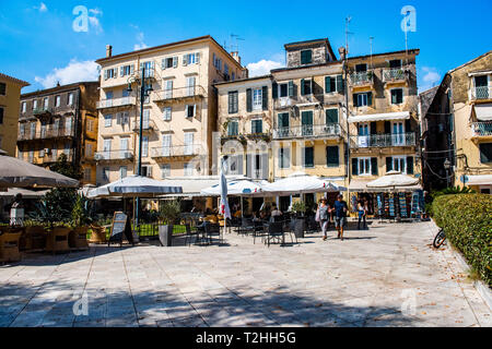 Public Square nella città vecchia di Corfù, l'isola di Corfù, Isole Ionie, Grecia, Europa Foto Stock