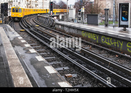 Berlino Kreuzberg. Schlesisches Tor U-Bahn metropolitana stazione ferroviaria serve la U 1 e U 3 linee. Storica stazione elevata sul viadotto sollevata. Ho Foto Stock