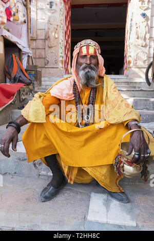 Ritratto di Sadhu in arancione vesti in Pushkar, Rajasthan, India, Asia Foto Stock