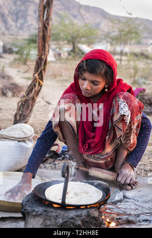Ragazza indù cottura del pane in Pushkar, Rajasthan, India, Asia Foto Stock