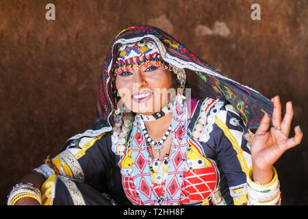 Danzatrice Kalbelia con abbigliamento tradizionale in Jodhpur, Rajasthan, India, Asia Foto Stock