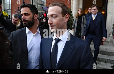 Il CEO di Facebook Mark Zuckerberg lasciando The Merrion Hotel in Dublin dopo un incontro con i politici a discutere il regolamento dei social media e contenuti nocivi. Foto Stock