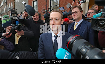 Il CEO di Facebook Mark Zuckerberg lasciando The Merrion Hotel in Dublin dopo un incontro con i politici a discutere il regolamento dei social media e contenuti nocivi. Foto Stock