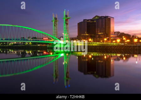 Salford Quays ponte di sollevamento durante la notte in Salford Quays, Manchester, Inghilterra, Regno Unito, Europa Foto Stock