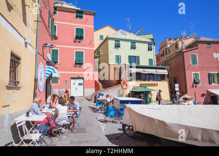 Persone mangiare presso il cafe di Boccadasse villaggio di pescatori, Genova, Liguria, Italia, Europa Foto Stock