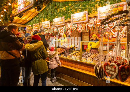 Le persone al mercato di Natale in stallo durante la notte in Rathausplatz di Vienna, Austria, Europa Foto Stock