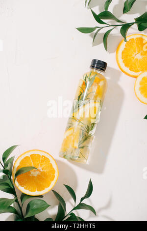 Detox infusi di frutta acqua aromatizzata. Estivo rinfrescante cocktail fatti in casa Foto Stock