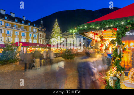 I clienti al mercatino di Natale in piazza Walther a Bolzano, Italia, Europa Foto Stock