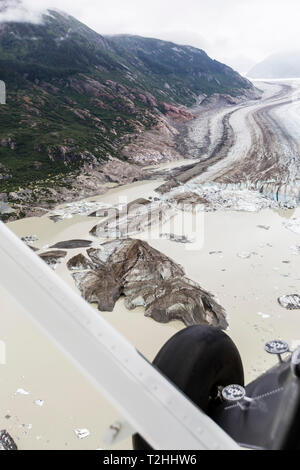 Vista aerea di ghiaccio hanno partorito dal ghiacciaio Meade, una valle ghiacciaio della gamma Chilkat vicino Haines, Alaska, Stati Uniti d'America Foto Stock