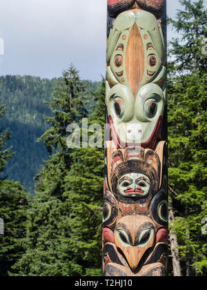 Dettaglio di un totem pole sul display a Sitka National Historical Park di Sitka, Baranof Island, a sud-est di Alaska, Stati Uniti d'America Foto Stock