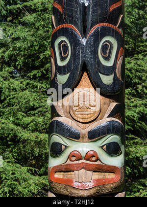 Dettaglio di un totem pole sul display a Sitka National Historical Park di Sitka, Baranof Island, a sud-est di Alaska, Stati Uniti d'America Foto Stock