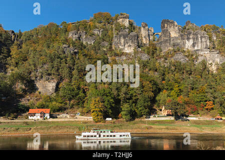 Escursione in barca sul fiume Elba, Bastei Bridge, Elbsandstein montagne, Sassonia Svizzera National Park, in Sassonia, Germania, Europa Foto Stock