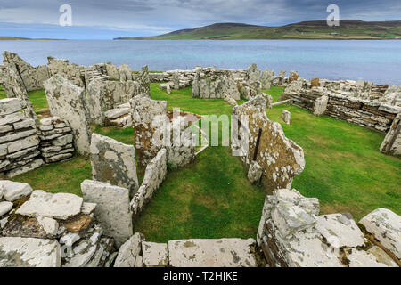 Broch di Gurness, vista dell isola di Rousay, Iron Age complex, insediamento preistorico, Eynhallow Sound, isole Orcadi Scozia, Regno Unito Foto Stock