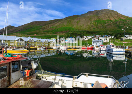 Porto, hotel e barche da pesca, montagne, riflessioni, Siglufjörður Affitto, (Siglufjorour), splendida estate meteo, Nord Islanda, Europa Foto Stock