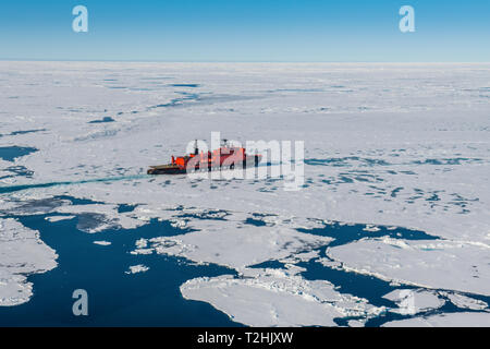 Antenna dell'Icebreaker "50 anni di vittoria sul suo modo al Polo Nord rompendo il ghiaccio, Arctic Foto Stock