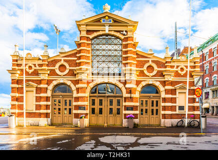 Mercato Kauppahalli presso il porto di Helsinki, Uusimaa, Finlandia e Scandinavia, Europa Foto Stock