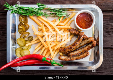 Chiudere il vassoio con grande pranzo con salsiccia. Messa a fuoco selettiva Foto Stock