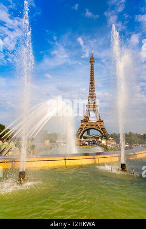 La Torre Eiffel e al Trocadero fontane e acqua canonici, Parigi, Francia, Europa Foto Stock