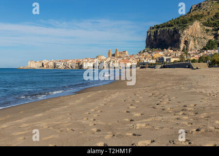 La cattedrale e la città vecchia si vede dalla spiaggia, Cefalu, Sicilia, Italia, Europa Foto Stock