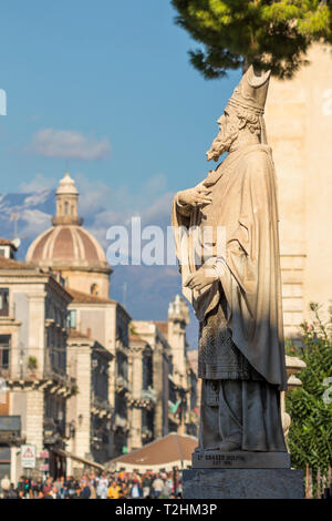 Facciate degli edifici di Via Etnea con vista sull'Etna, Catania, Sicilia, Italia, Europa Foto Stock